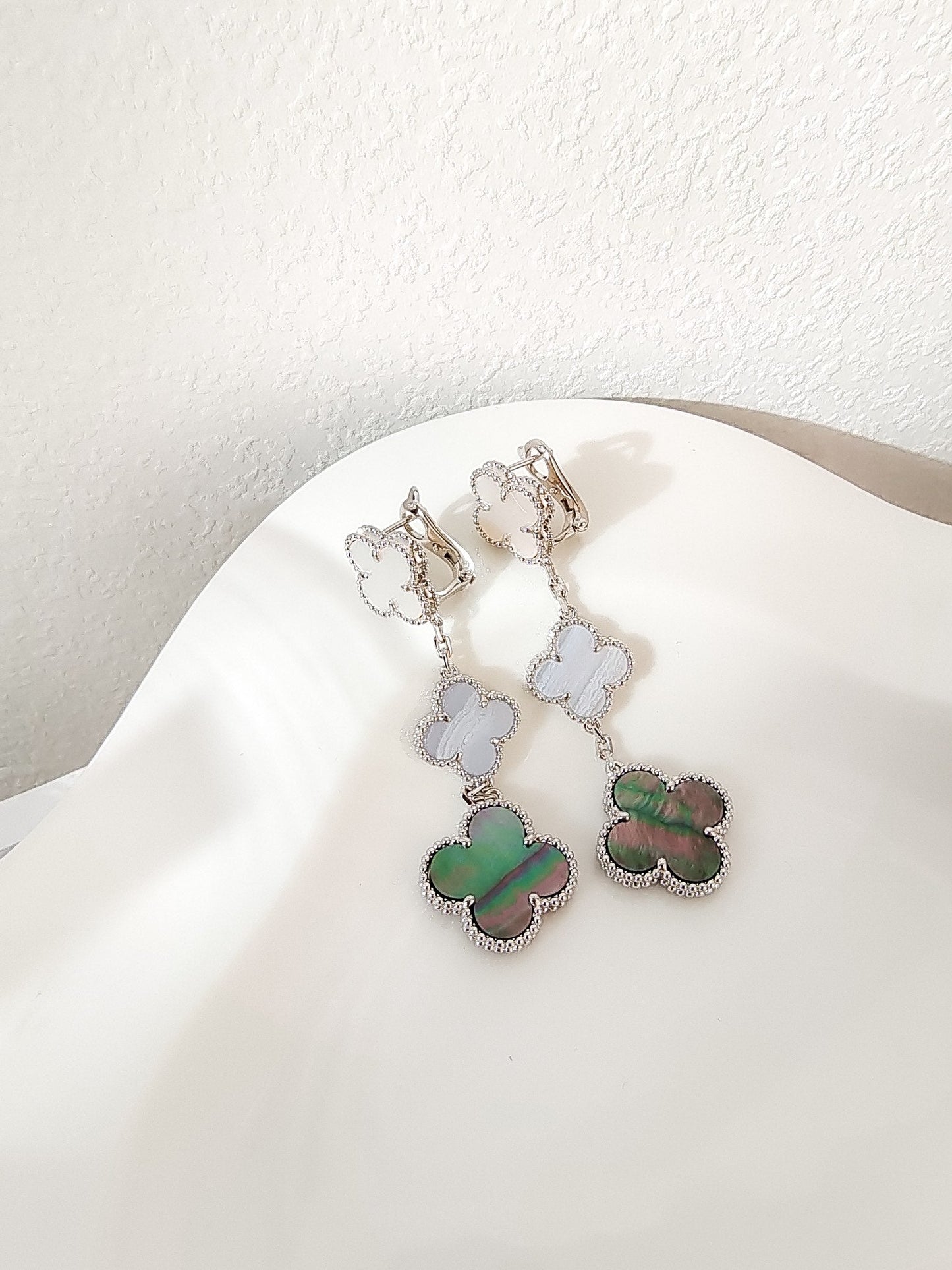 [Triumph Jewelry]CLOVER 3 MOTIFS CHALCEDONY DARK MOP SILVER EARRINGS