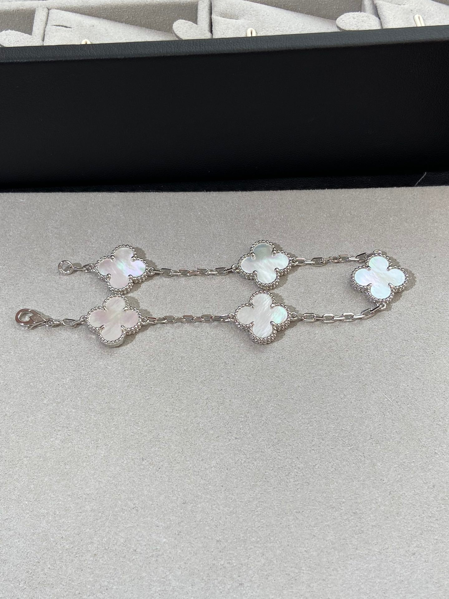 [Triumph Jewelry]CLOVER WHITE PEARL MOP 5 MOTIF BRACELET COLLECTION