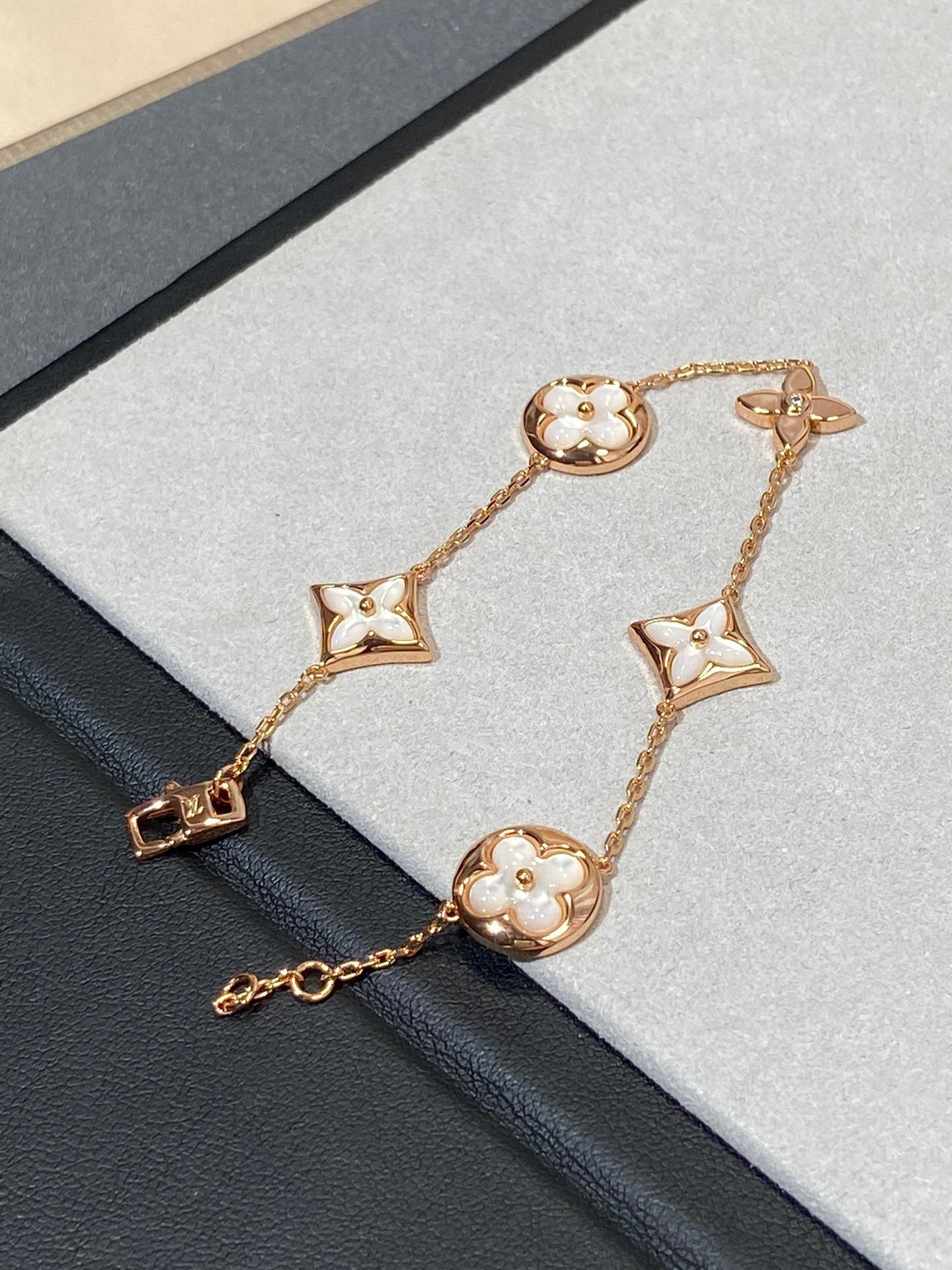[Triumph Jewelry]STAR AND SUN 5 MOTIF MOP PINK GOLD BRACELET