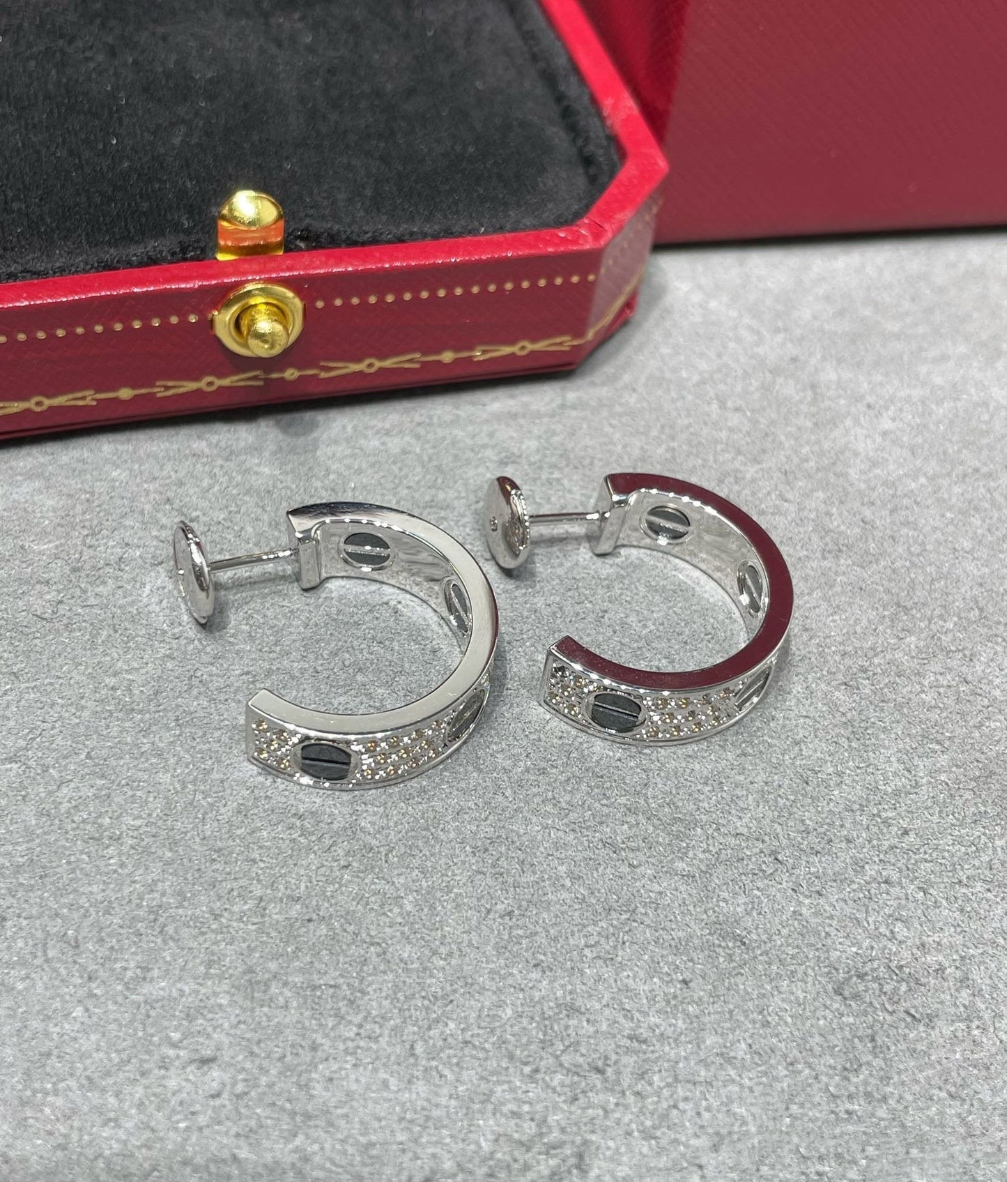 [Triumph Jewelry]LOVE CERAMIC DIAMOND PAVED SILVER EARRINGS