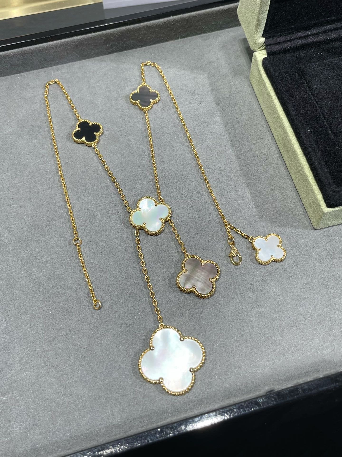 [Triumph Jewelry]CLOVER 6 MOTIF MOP ONYX GOLD NECKLACE