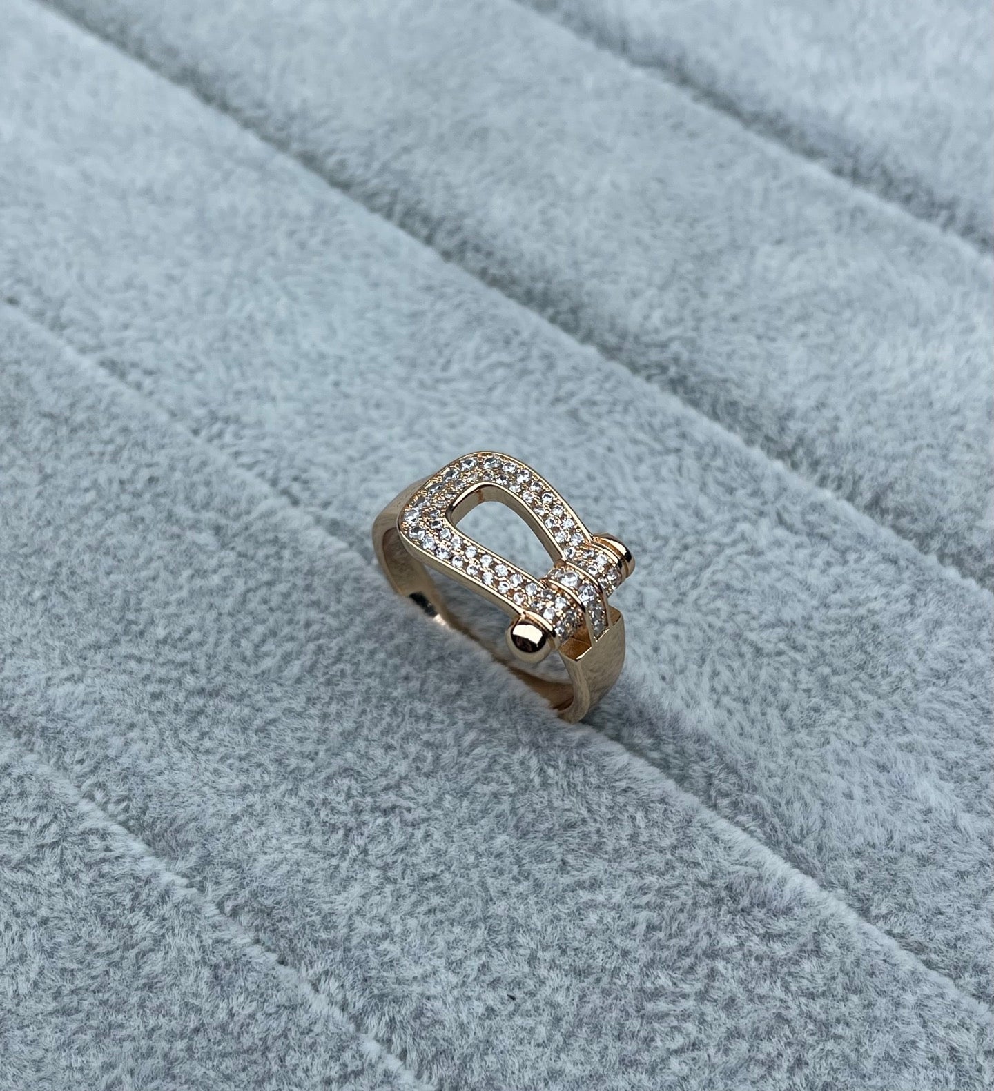 [Triumph Jewelry]Wide Hoof-Shaped Diamond-Studded Ring