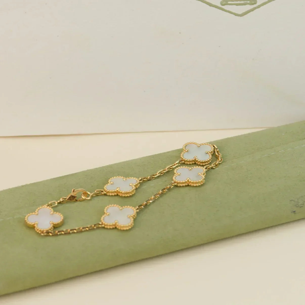 [Triumph Jewelry]CLOVER WHITE PEARL MOP 5 MOTIF BRACELET COLLECTION