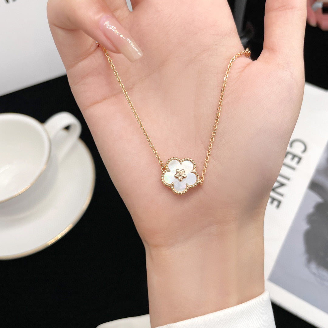[Triumph Jewelry]LUCKY WHITE MOP PLUM BLOSSOM  BRACELET