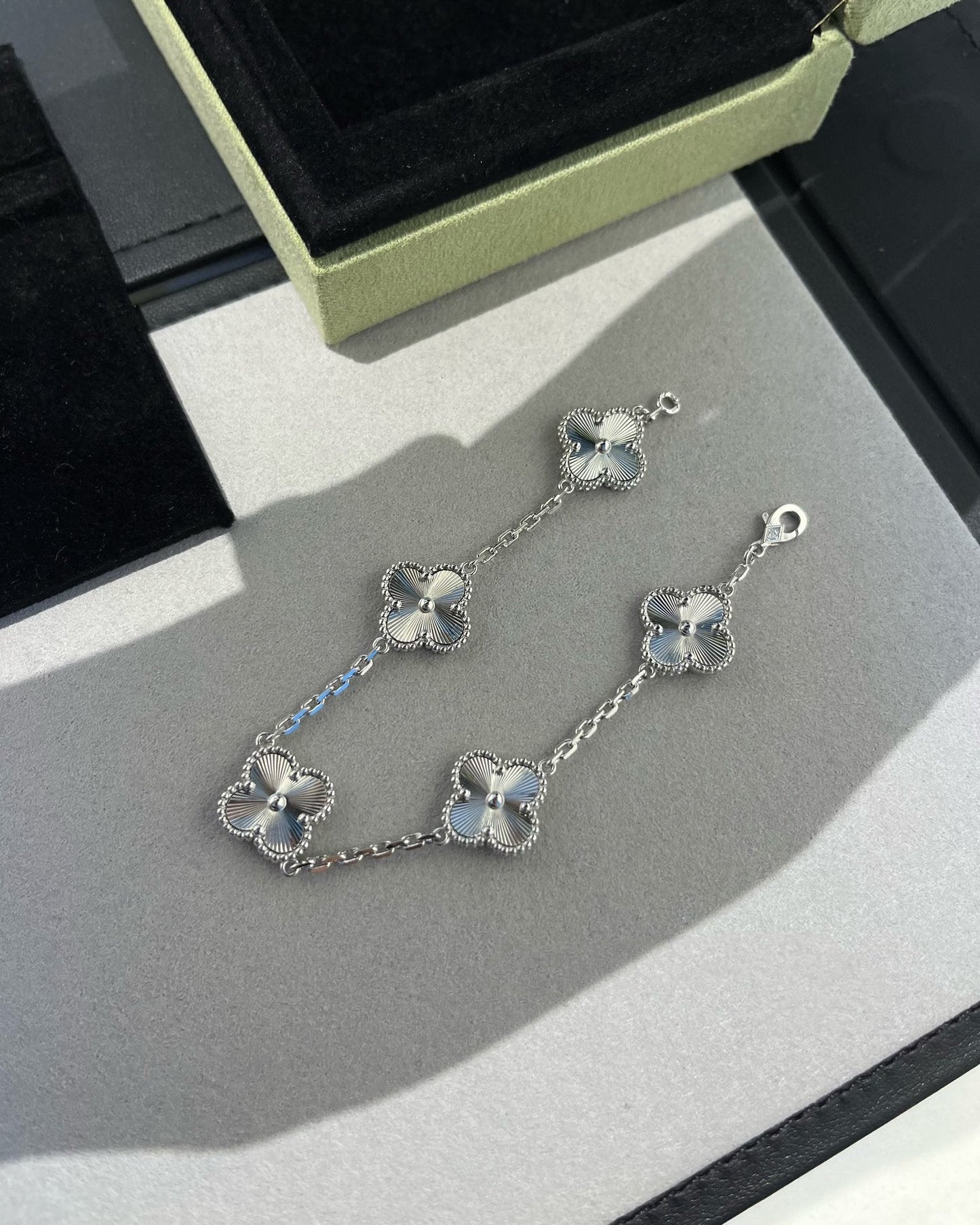 [Triumph Jewelry] CLOVER 5 MOTIF LASER BRACELET COLLECTION
